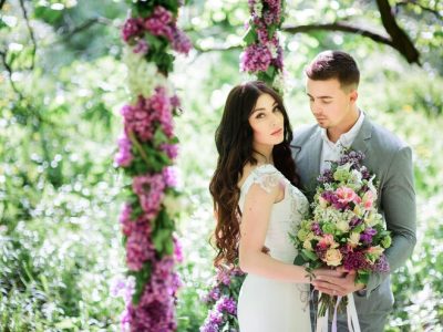 bride-groom-pose-large-circle-lilac-garden_8353-1248