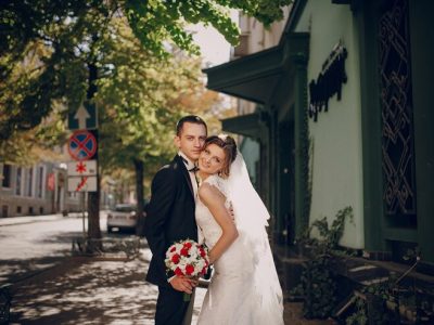 bride-with-head-attached-groom-s-face_1157-560